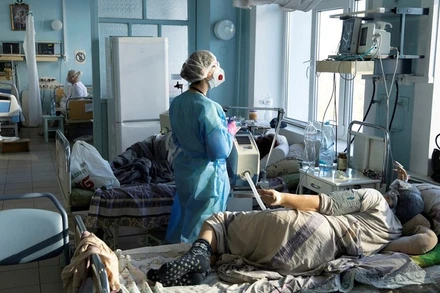 Điều trị bệnh nhân Covid-19 tại đơn vị chăm sóc đặc biệt (ICU) của Bệnh viện Lâm sàng số 3 ở thành phố Kyiv, Ukraine, ngày 26/10/2021. (Ảnh: REUTERS)