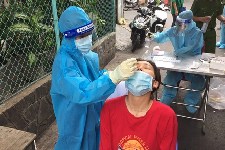 Ảnh minh họa: Nhân viên y tế đang lấy mẫu xét nghiệm cho người dân quận 10. 