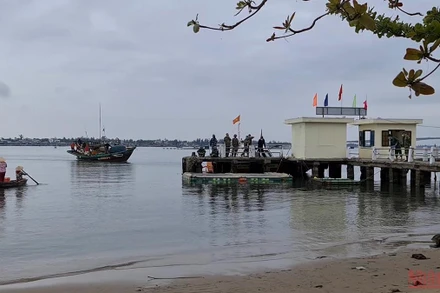 Huy động lực lượng, phương tiện tập trung tìm nạn nhân còn mất tích.