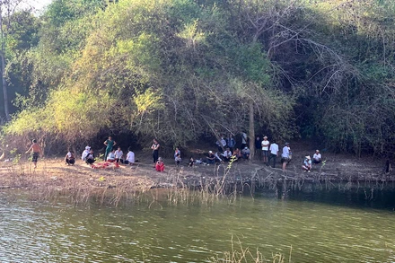 Hiện trường vụ lật xuồng tại hồ thủy lợi Sông Móng, huyện Hàm Thuận Nam (Bình Thuận)