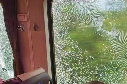 Cửa kính của tàu SE7 bị vỡ do nhóm trẻ ném đá.