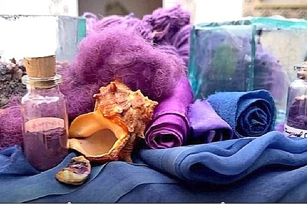 Thuốc nhuộm màu tím Tyrian hiện đang được bán trực tuyến với giá khoảng 2.500 USD/gram. (Ảnh chụp màn hình từ video của REUTERS)