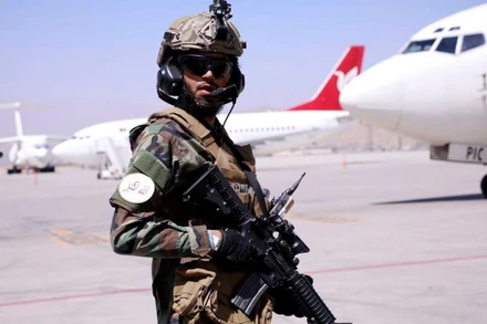 Binh sĩ Taliban đứng gác tại Sân bay quốc tế Hamid Karzai ở Kabul, Afghanistan, ngày 5/9/2021. (Ảnh: REUTERS)