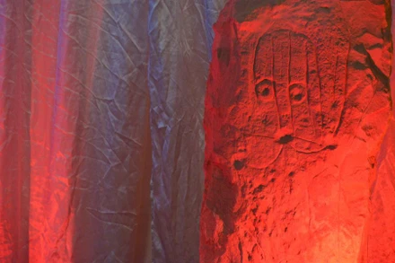 Bức tượng khắc mặt người được tìm thấy tại khu vực săn bắn này. (Ảnh: Reuters)