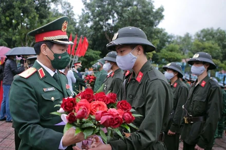 Đưa tiễn tân binh lên đường làm nhiệm vụ.