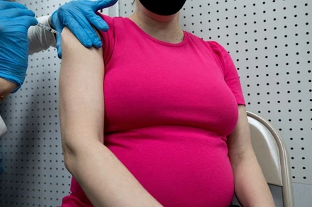 Một phụ nữ mang thai được tiêm vaccine ngừa Covid-19 tại bang Pennsylvania, Mỹ. (Ảnh: Reuters)