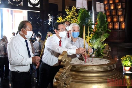 Các đại biểu dâng hương tại Đền tưởng niệm.