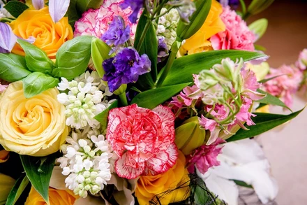 Các nhà phân phối hoa, rượu và quà tặng đang gặp khó khăn trong việc nhập khẩu các sản phẩm chủ chốt cho ngày Lễ tình yêu. (Ảnh: PA Media)