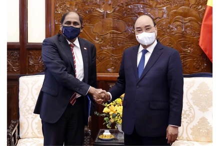 Chủ tịch nước Nguyễn Xuân Phúc tiếp Đại sứ Singapore Jaya Ratnam. (Ảnh: TTXVN)