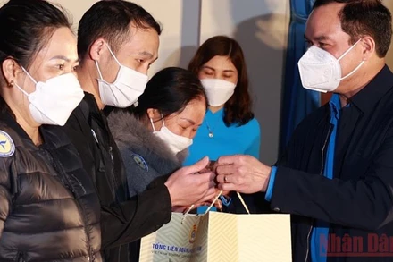 Chủ tịch Tổng Liên đoàn Lao động Việt Nam Nguyễn Đình Khang tặng quà công nhân, người lao động nhân dịp Tết Nguyên đán Nhâm Dần 2022.