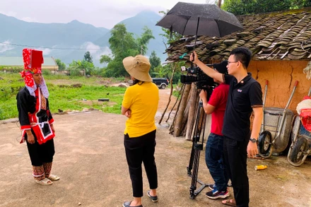 Phóng viên VTV5 tác nghiệp tại hiện trường.