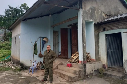 Thương binh Hoàng Văn Tứ, ở tổ 5, phường Hòa Chung, TP Cao Bằng bên căn nhà “Tình nghĩa” được hỗ trợ xây dựng.