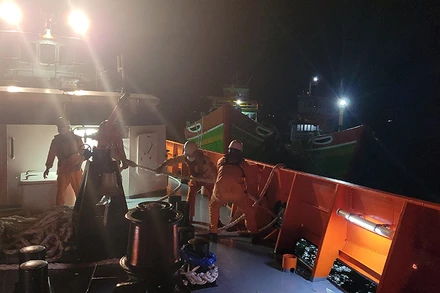 Lai dắt tàu cá trong đêm.