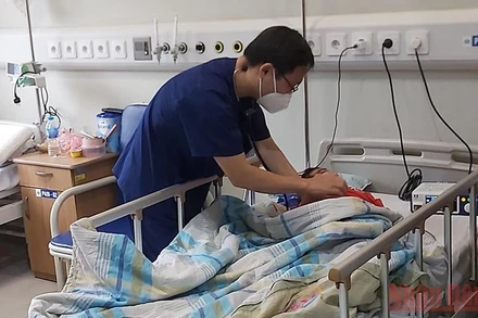 Bác sĩ khám cho bệnh nhi sau thời gian điều trị hậu Covid-19. (Ảnh: H.V)