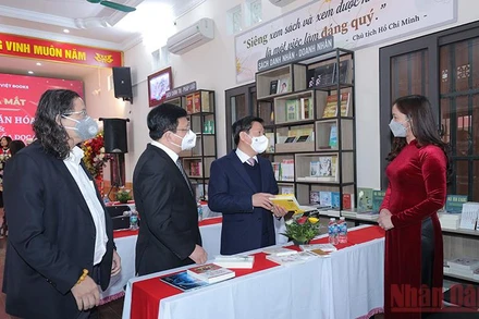 Lãnh đạo Ban Tuyên giáo Trung ương nghe giới thiệu về mô hình Nhà văn hóa và Không gian văn hóa đọc cộng đồng với hơn 6 nghìn đầu sách, báo, tạp chí… các thể loại cho mọi lứa tuổi.