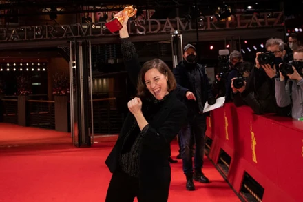 Carla Simon và tượng Gấu vàng của mình. (Ảnh:Variety)