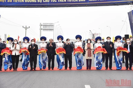 Thủ tướng Phạm Minh Chính cùng các đại biểu thực hiện nghi thức khánh thành dự án. Ảnh: TRẦN HẢI