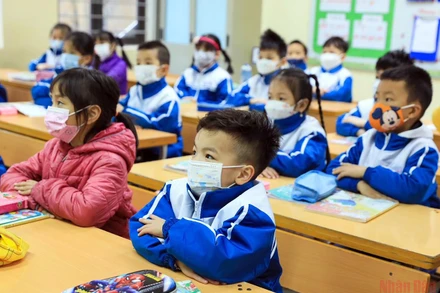 Từ ngày 28/2, chỉ có học sinh các xã, phường, thị trấn là vùng xanh, vùng vàng tiếp tục được đến trường học trực tiếp. Học sinh trên địa bàn 74 xã, phường, thị trấn là vùng cam tiếp tục học trực tuyến. Ảnh: Duy Linh