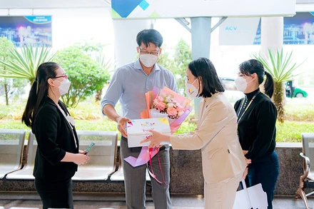 Lãnh đạo Sở Du lịch TP Đà Nẵng đón và tặng quà tri ân đoàn khách MICE đầu tiên đến Đà Nẵng sáng 25/2.