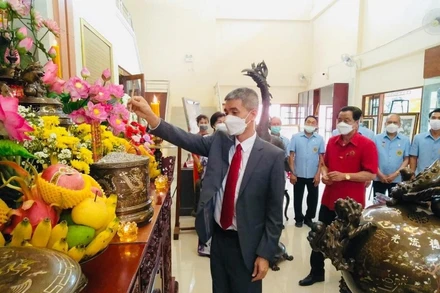 Tổng Lãnh sự Chu Đức Dũng cùng bà con kiều bào dâng hương tưởng nhớ Chủ tịch Hồ Chí Minh.