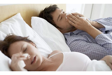 Ảnh minh hoạt: Chủng Omicron làm thay đổi các triệu chứng chính của Covid-19 (Nguồn: Izvestia)