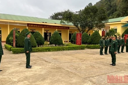 Đại tá Cà Văn Lập, Chính uỷ Bộ đội Biên phòng tỉnh Sơn La thăm, chúc Tết đồn Biên phòng Chiềng On, huyện Yên Châu.