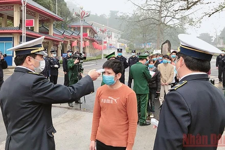 Trạm Kiểm dịch y tế tại cửa khẩu quốc tế Hữu Nghị, Cao Lộc (Lạng Sơn) kiểm tra thân nhiệt khách qua lại cửa khẩu. 