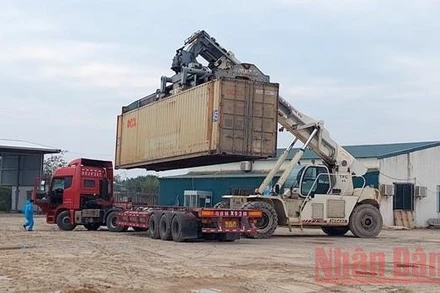 Ngày 5/2, lô hàng linh kiện điện tử trị giá gần 2,4 triệu USD đã được thông quan tại Cửa khẩu Bắc Luân 2, thành phố Móng Cái.