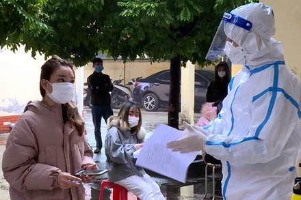 Người dân khai báo y tế tại Trạm Y tế xã Đại Đồng, huyện Tiên Du, tỉnh Bắc Ninh.