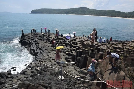 Di tích quốc gia đặc biệt thắng cảnh Gành Đá Đĩa, Phú Yên trong vòng 1 tháng trở lại đây thu hút hơn 47 nghìn lượt khách du lịch ngoài tỉnh.