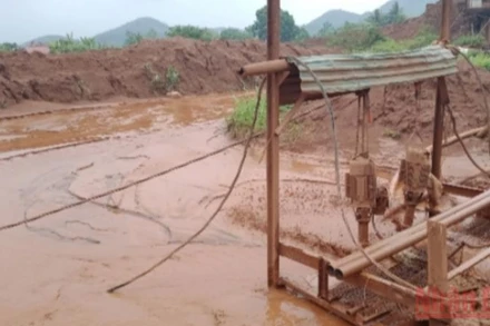 Suối Kim Cương đặc sệt bùn đỏ do hoạt động khoáng sản gây ra.