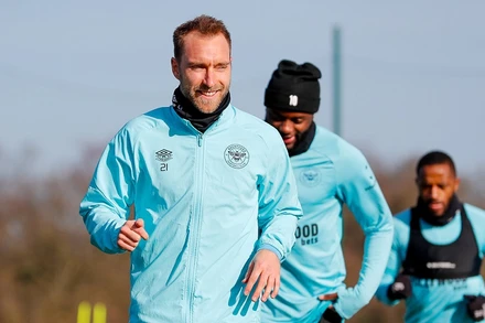 Eriksen trong buổi tập đầu tiên với các đồng đội tại đội bóng mới Brentford ngày 7/2/2022. (Ảnh: Brentford FC)