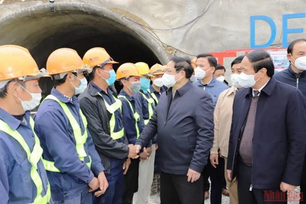 Thủ tướng Chính phủ với công nhân lao động trên công trường thi công hầm Thung Thi.