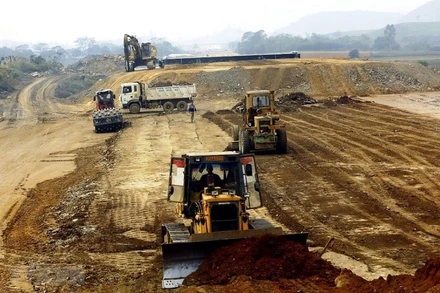 Nhà thầu thi công đoạn tuyến của dự án cao tốc Bắc-Nam phía Đông. (Ảnh: Huy Hùng/TTXVN)