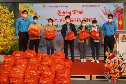 Đại diện Liên đoàn Lao động TP Hồ Chí Minh trao vé tàu, xe trong chương trình “Tấm vé nghĩa tình” cho người lao động dịp Tết Nhâm Dần 2022.