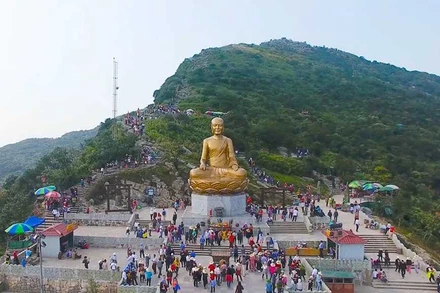 Khu danh thắng Yên Tử đón lượng lớn du khách đến tham quan và chiêm bái đầu năm 2022.