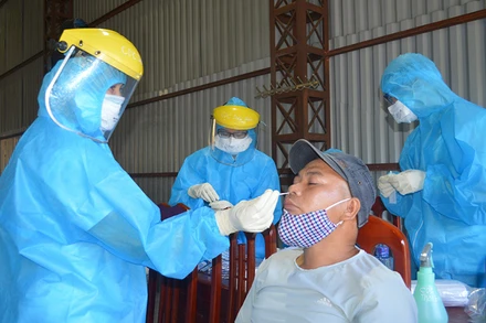 Trung tâm Kiểm soát bệnh tật tỉnh Thái Bình lấy mẫu xét nghiệm sàng lọc tại cơ sở.