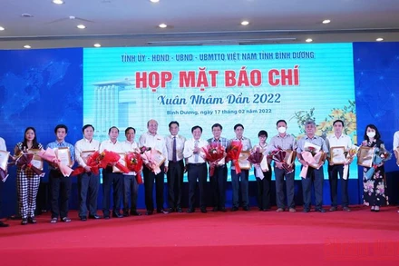 Đại diện lãnh đạo tỉnh Bình Dương trao thư cảm ơn cho các cơ quan báo chí trong và ngoài tỉnh.