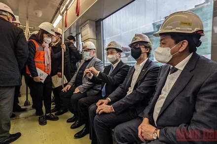 Phó Chủ tịch điều hành Ủy ban châu Âu Frans Timmermans cùng Chủ tịch Hà Nội đi thử tàu điện trên cao Nhổn-Ga Hà Nội. (Ảnh: Phú Khánh)