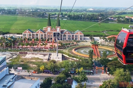 Khu du lịch Cáp treo Núi Sam nằm ngay dưới chân Núi Sam.