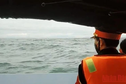 Lực lượng cứu hộ, cứu nạn đang tập trung tìm kiếm nạn nhân còn mất tích trong vụ lật ca nô tại Quảng Nam. (Ảnh: TẤN NGUYÊN)