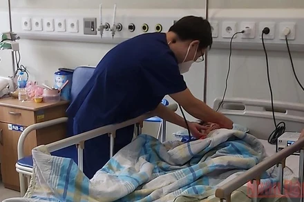 Bác sĩ khám cho bệnh nhi có hội chứng MIS-C. (Ảnh: H.V)