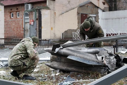 Cảnh sát Ukraine kiểm tra phần còn lại của 1 tên lửa trên đường phố Kiev, Ukraine, ngày 24/2/2022. (Ảnh: REUTERS)