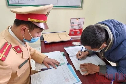 Cảnh sát lập biên bản đối tượng có hành vi chèo kéo khách đi vãn cảnh chùa Hương.