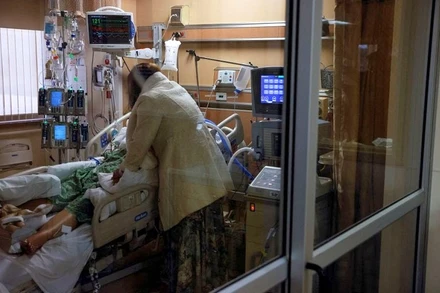 Bệnh nhân Covid-19 trong phòng chăm sóc đặc biệt (ICU) của Trung tâm Y tế St. Mary ở thị trấn Apple Valley, California, Mỹ, ngày 1/2/2022. (Ảnh: REUTERS)