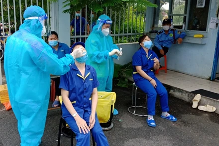 Lấy mẫu xét nghiệm tầm soát Covid-19 cho công nhân tại Khu chế xuất Tân Thuận, quận 7.