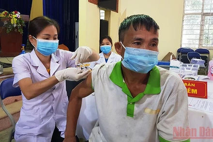 Đẩy nhanh tiêm vaccine phòng Covid-19 cho người dân ở Lào Cai.