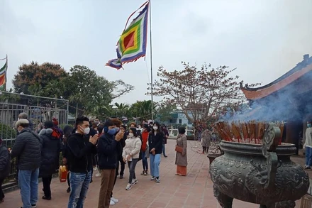 Du khách thắp hương lễ Phật Thánh tại chùa Keo Thái Bình