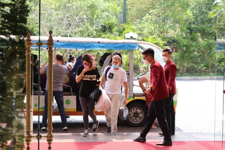 Du khách Nga tới Nha Trang theo chương trình thí điểm đón khách quốc tế hồi tháng 12/2021 (Ảnh: CTV)