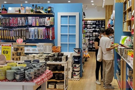 Mua sắm tiêu dùng tại một cửa hàng tiện dụng.